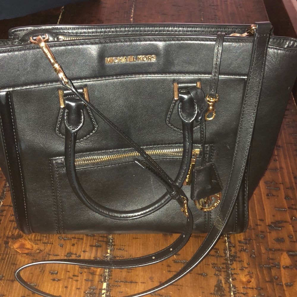 Michael Kors purse black very well condition
